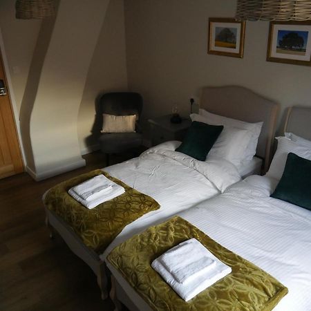 ホテル The Fox And Hounds Whittlebury エクステリア 写真