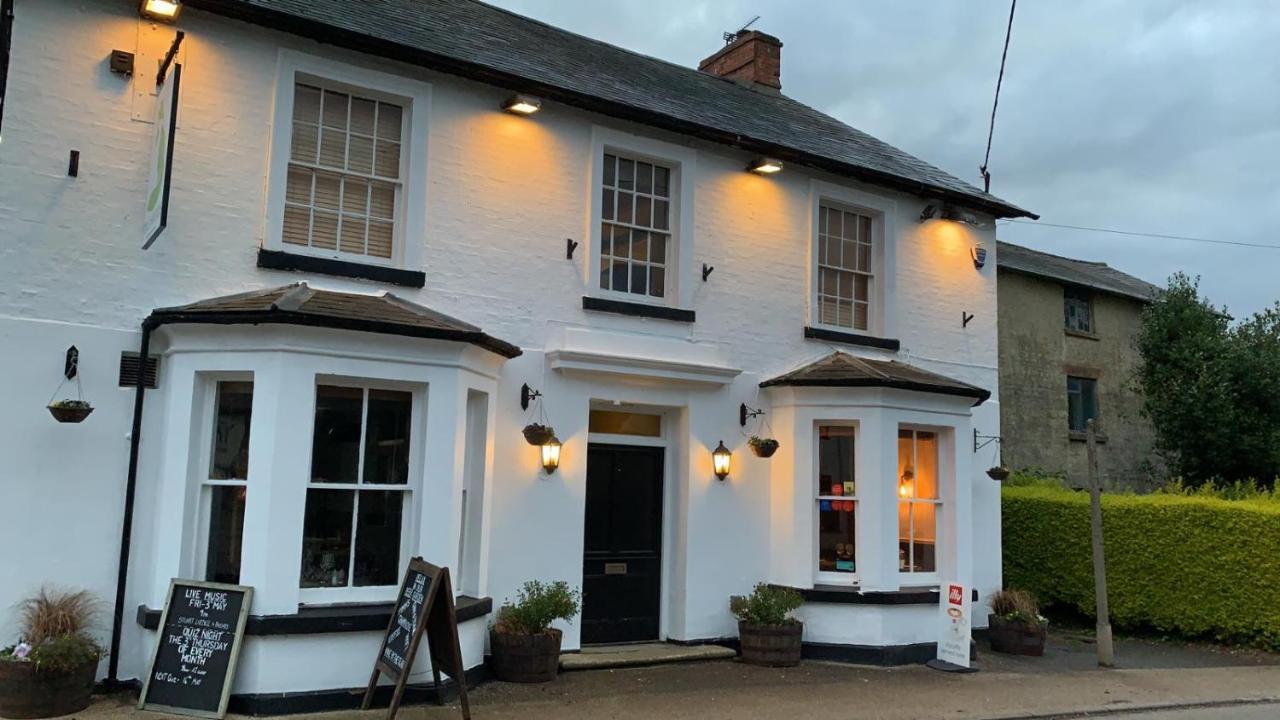 ホテル The Fox And Hounds Whittlebury エクステリア 写真