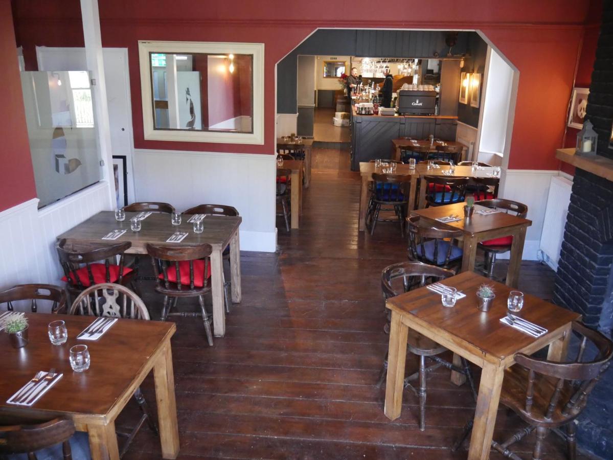 ホテル The Fox And Hounds Whittlebury エクステリア 写真