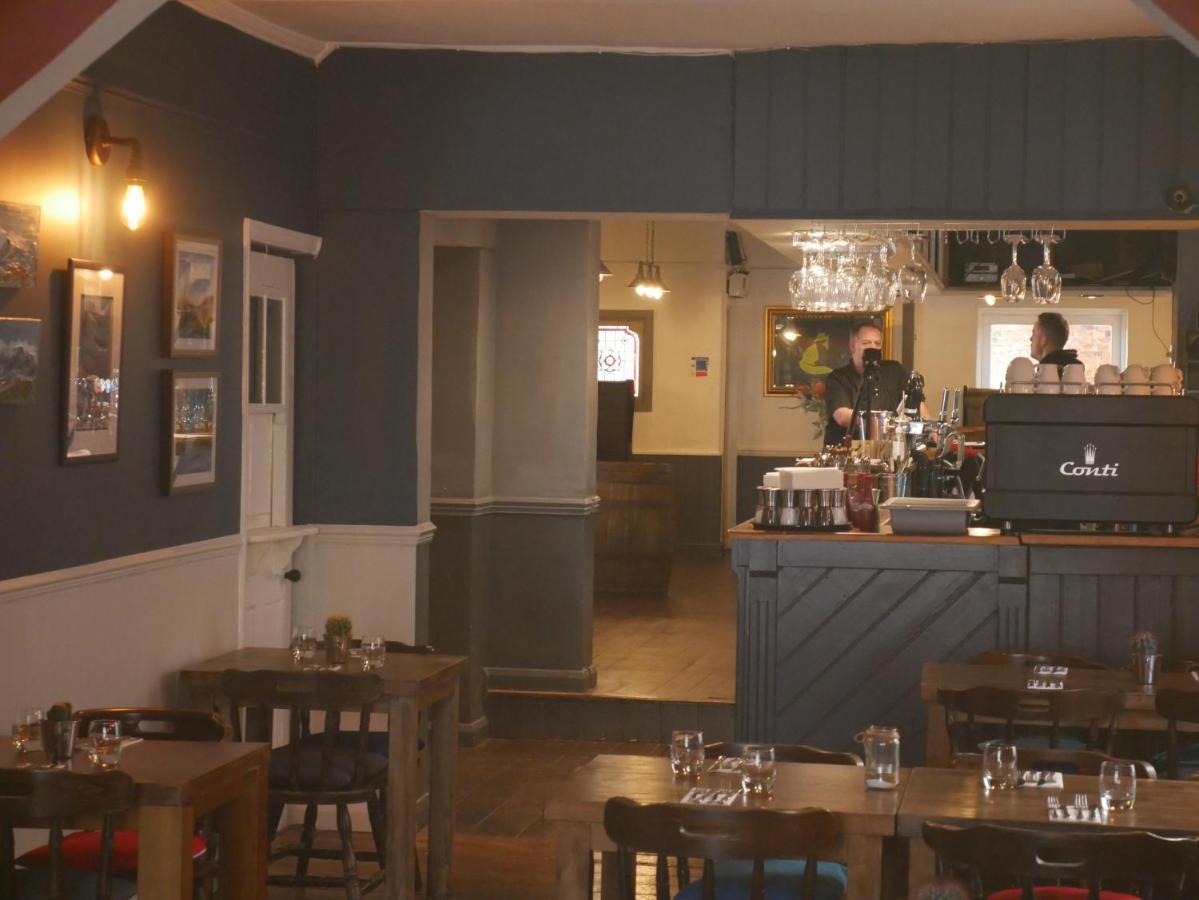 ホテル The Fox And Hounds Whittlebury エクステリア 写真