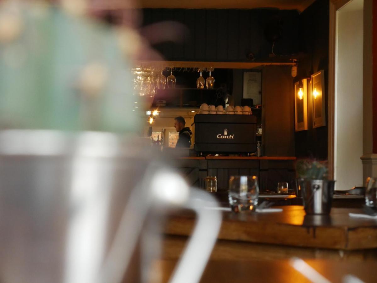 ホテル The Fox And Hounds Whittlebury エクステリア 写真