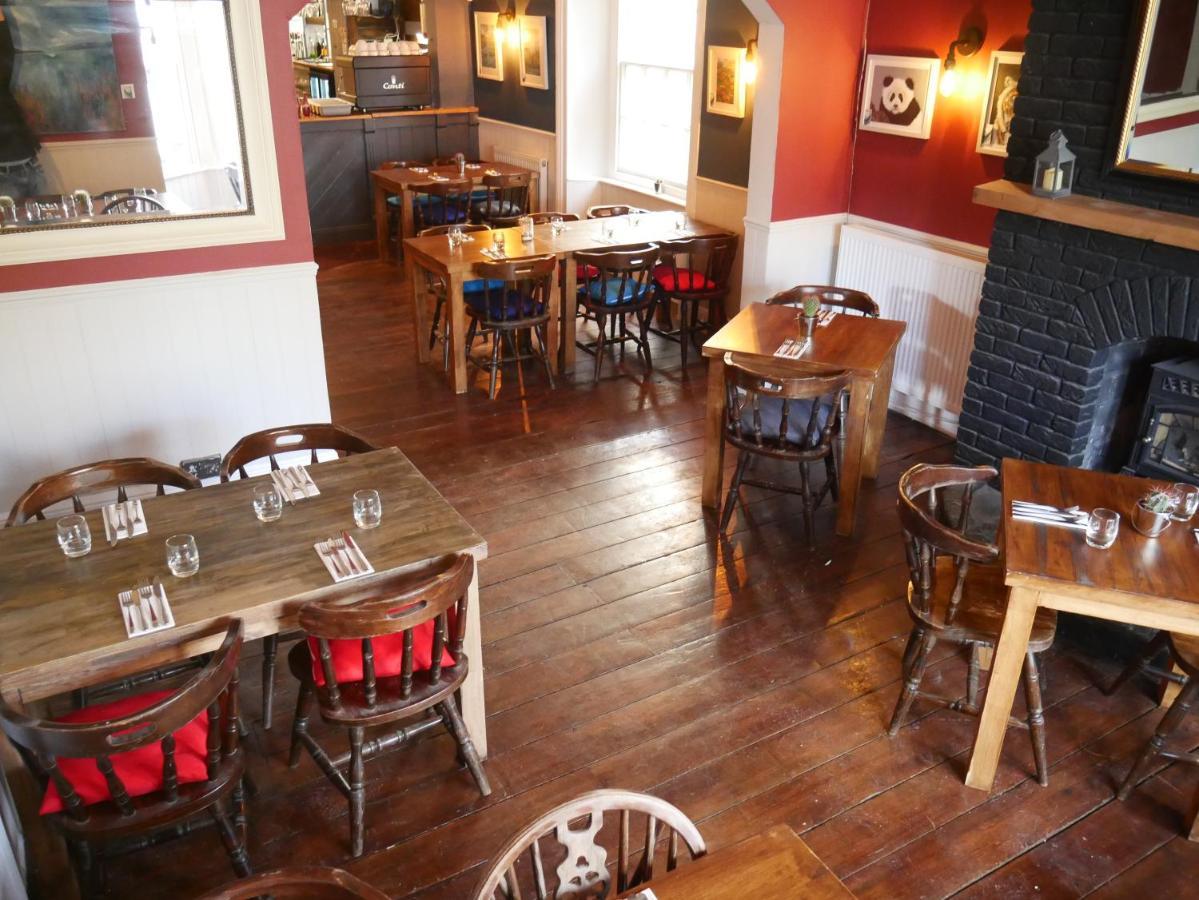 ホテル The Fox And Hounds Whittlebury エクステリア 写真