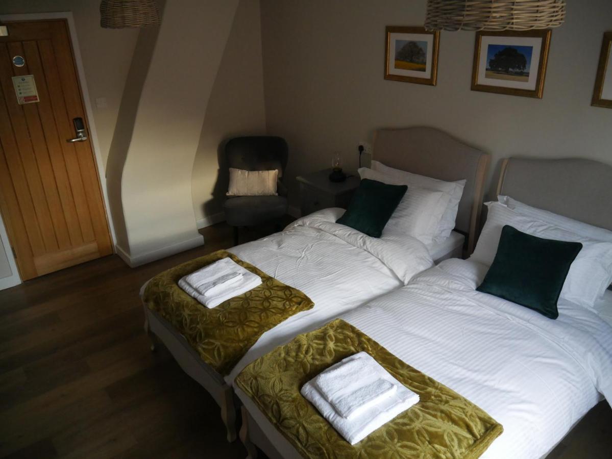 ホテル The Fox And Hounds Whittlebury エクステリア 写真